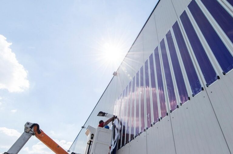 Filmes Fotovoltaicos Em Fachada De Fabrica